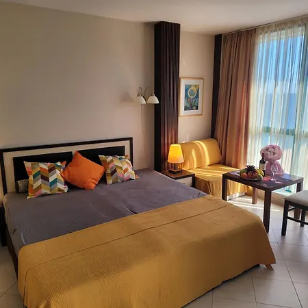 Sea Breeze - First Line Sea View Golden Sands Апартаменти *