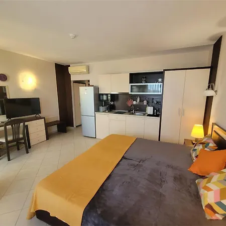 Апартаменти Sea Breeze - First Line Sea View Golden Sands *