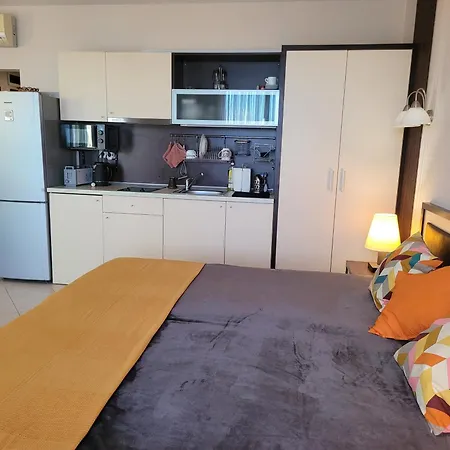 Апартаменти Sea Breeze - First Line Sea View Golden Sands Варна
